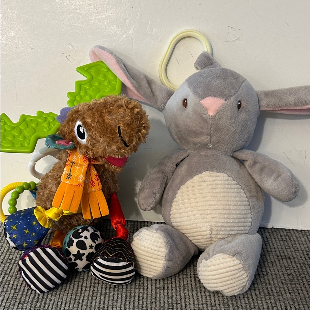 🎁 Baby toys Lamaze moose stroller baby toy and Kellytoy Gray Pink Plush Bunny - Picture 3 of 9
